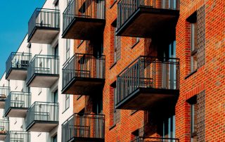 edificio de viviendas con balcones