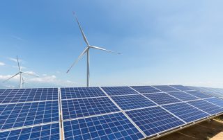 panel solar y turbina eólica sobre cielo despejado