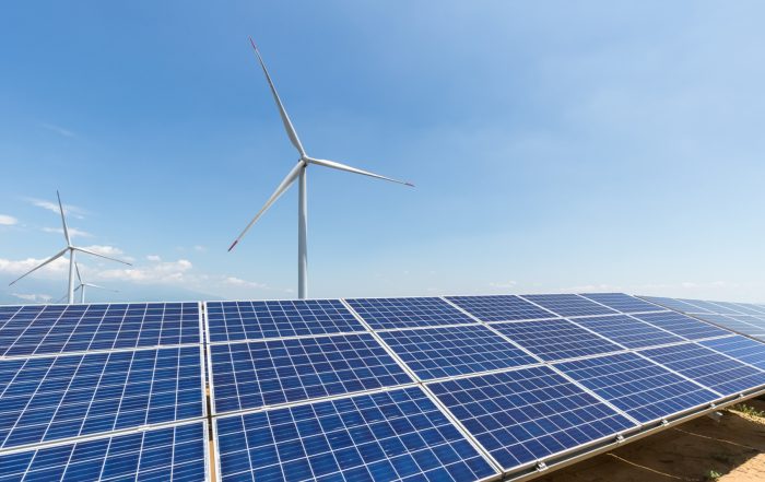 panel solar y turbina eólica sobre cielo despejado