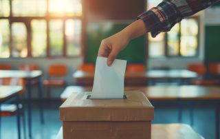 Persona introduce un voto en una urna