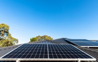 panel solar en el tejado de una casa